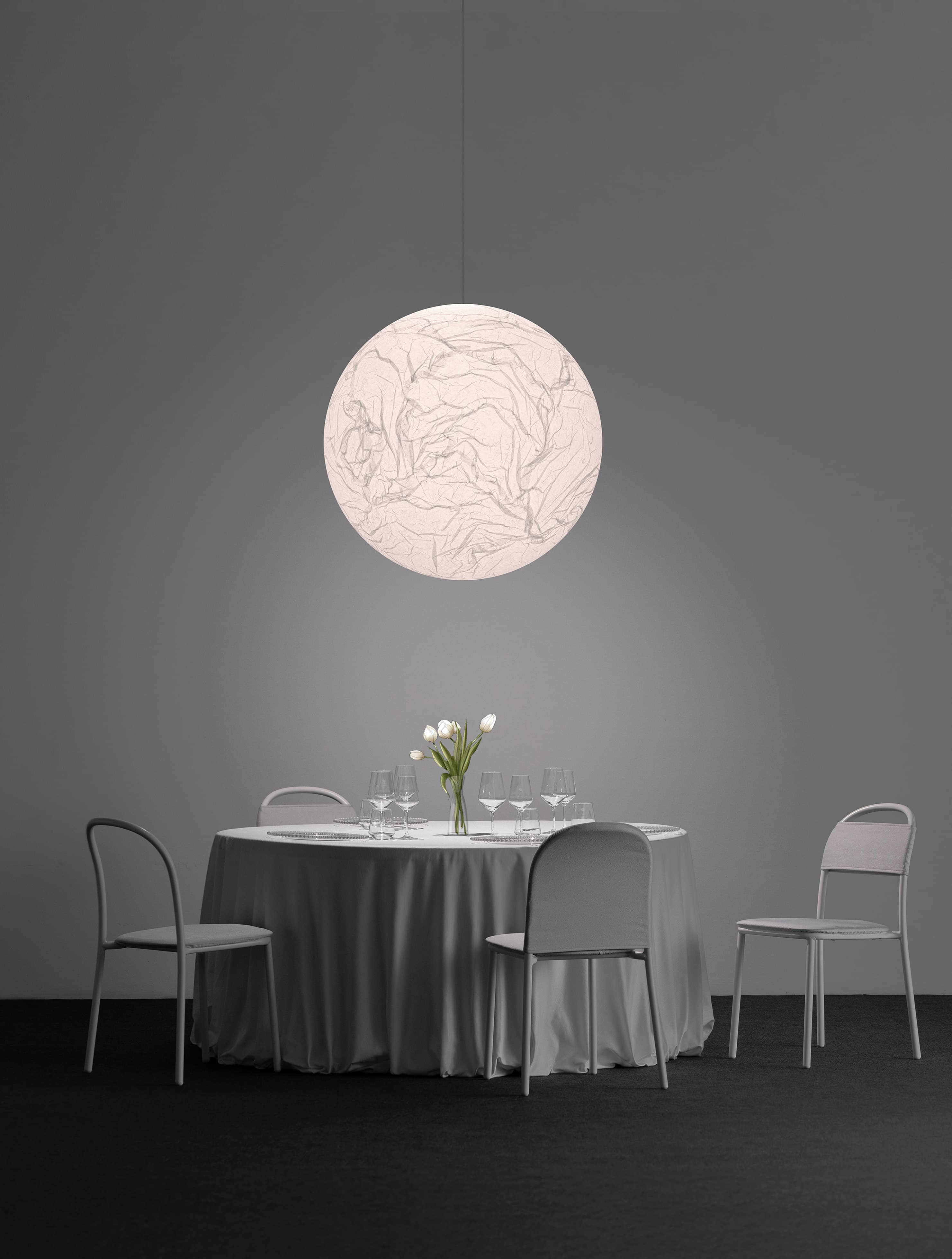 Lampada Moon di Davide Groppi e sedia Nina