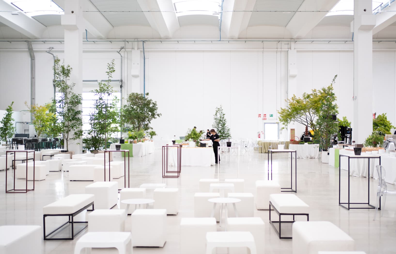 Allestimento per un evento aziendale green con sistemi modulari Sesamo